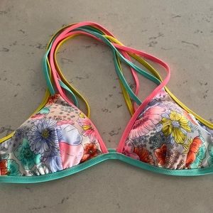 NWOT Victoria’s Secret floral bikini top